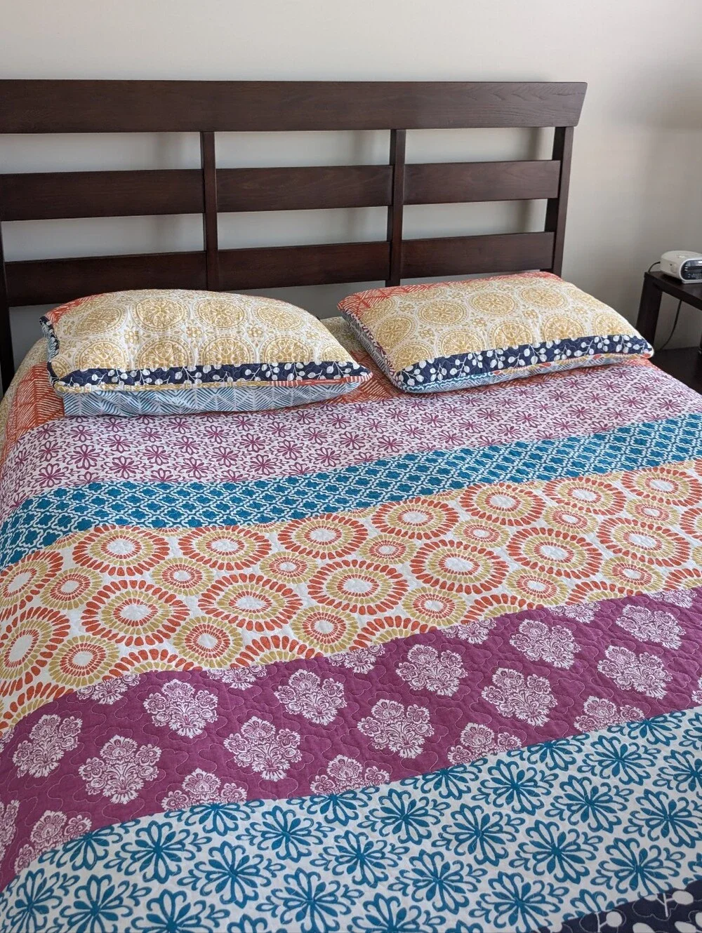 Reversible Multicolor Printed Cotton Quilt Set. Vibrant Geometric Design-Queen